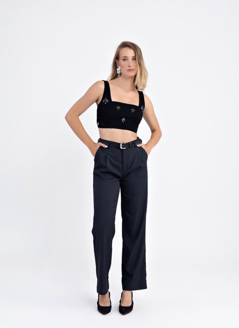 Top Preto com Bordados de Pedras e Decote Quadrado - Elegância e