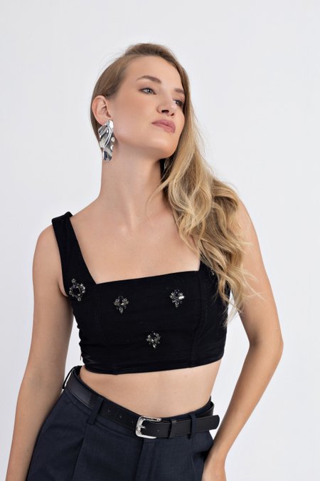Top Preto com Bordados de Pedras e Decote Quadrado - Elegância e
