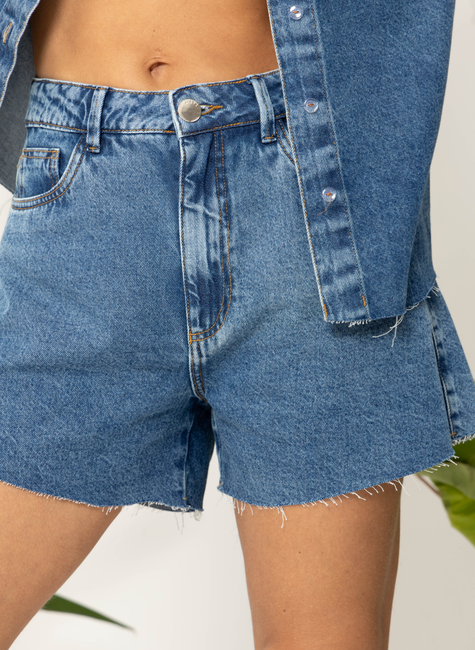 Shorts Jeans Candice Escuro Cintura Alta com Barra Desfiada | La Tay